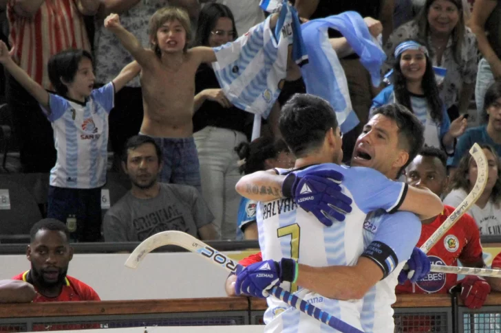 Cristiano y Román Nicolía, los pequeños “jefes” de la hinchada de la Selección