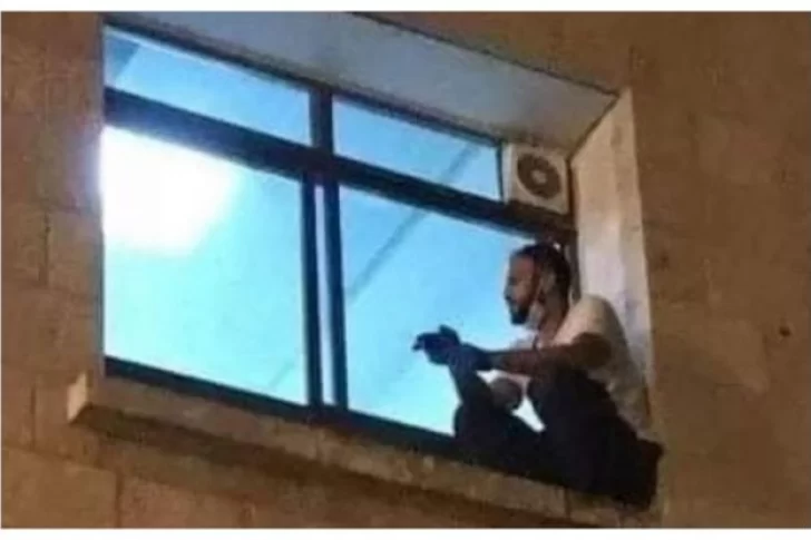 Trepó hasta la ventana del hospital para ver a su madre con Covid-19 hasta que murió