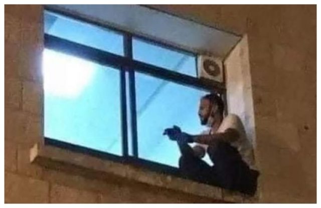 Trepó hasta la ventana del hospital para ver a su madre con Covid-19 hasta que murió