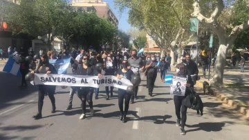 Vestidos de luto y con la leyenda “salvemos al turismo”, agencieros marcharon por el centro