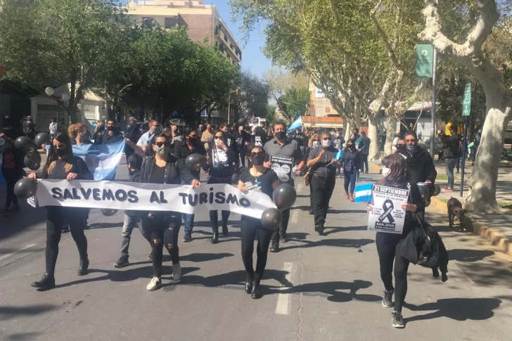 Vestidos de luto y con la leyenda “salvemos al turismo”, agencieros marcharon por el centro