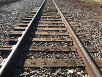 Un tren arrolló a un camión que viajaba cargado de zanahorias en Tupelí