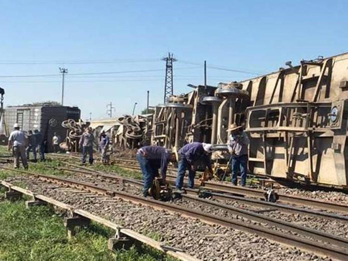 Se dilataron las vías del tren por el calor y volcó una formación