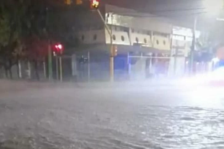 [VIDEOS] La intensa lluvia convirtió en ríos las calles de diferentes departamentos