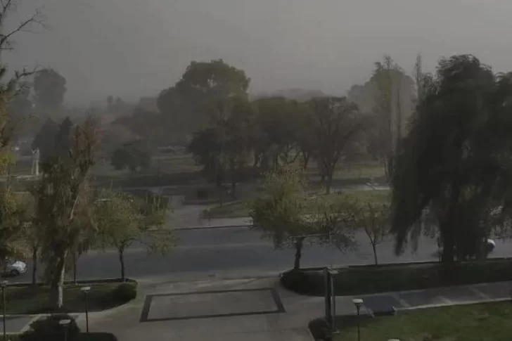 El viento se llevará el calor, puede llover en la madrugada y el viernes amanecerá fresco