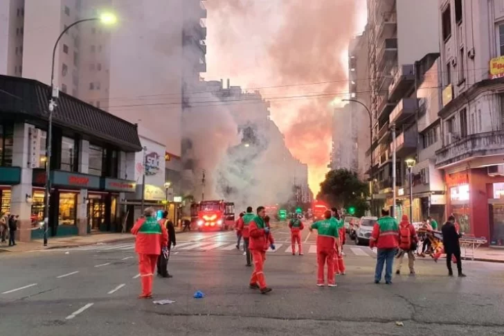 Incendio y explosión en una perfumería: dos bomberos murieron y hubo varios heridos