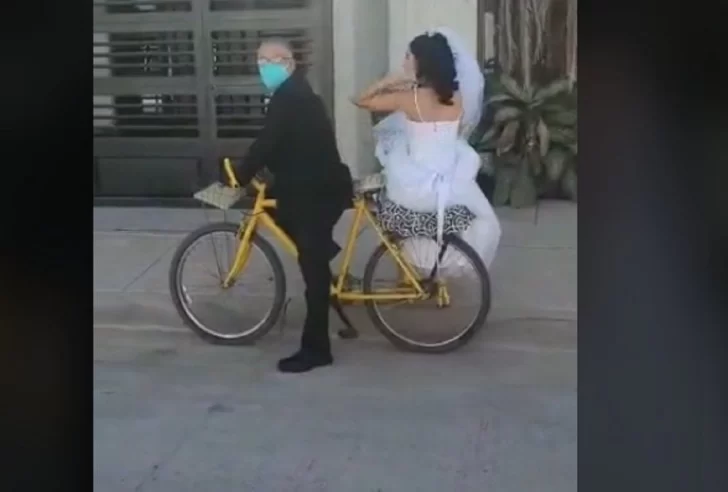 Incondicional: un papá llevó en bicicleta a su hija hasta el altar