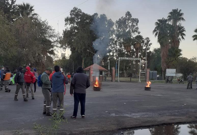 Obreros vitivinícolas bloquean el ingreso de camiones a las bodegas, en medio del paro