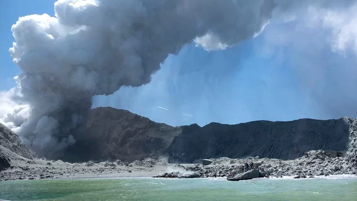 [VIDEO] Entró en erupción el volcán Krakatoa, en Indonesia, dos veces en 40 minutos