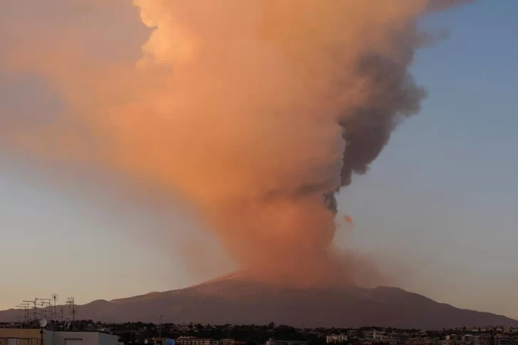 Una fuerte actividad del volcán Etna obliga al cierre del aeropuerto de Catania