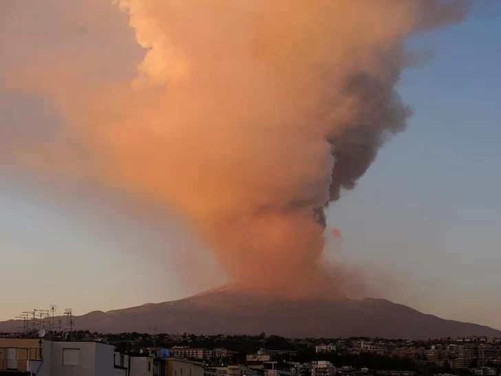 Una fuerte actividad del volcán Etna obliga al cierre del aeropuerto de Catania