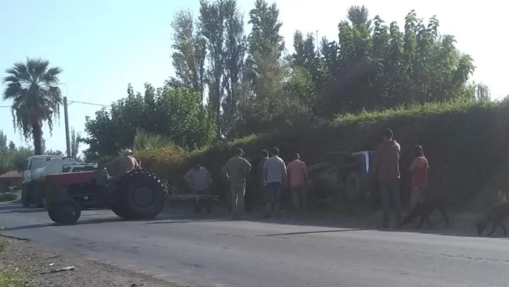 Se levantó el capó de una camioneta, dejó “ciego” al conductor y volcó