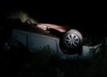 Volcaron y el conductor dijo que perdió el control luego de que lo pasaron a alta velocidad