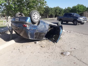 Viajaba con su madre, perdió el control del auto y volcaron: increíblemente resultaron ilesas