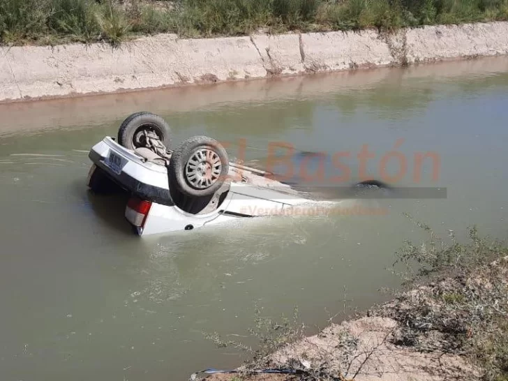 Por una rueda pinchada, el auto terminó boca abajo en un canal