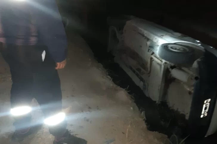 Dijo que quiso esquivar a un perro: volcó el auto en un canal