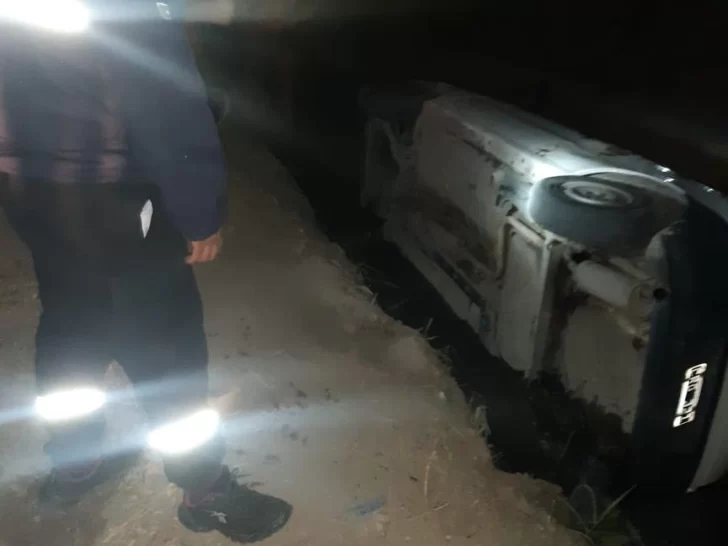 Dijo que quiso esquivar a un perro: volcó el auto en un canal