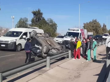 Una joven volcó en la Circunvalación y sufrió lesiones pero no de gravedad