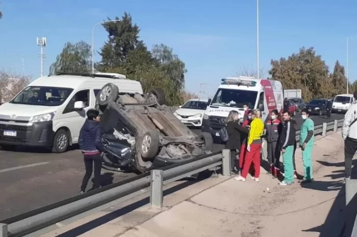 Una joven volcó en la Circunvalación y sufrió lesiones pero no de gravedad