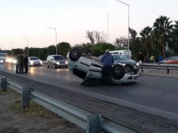 Por esquivar una reja, protagonizó un espectacular vuelco en la Circunvalación