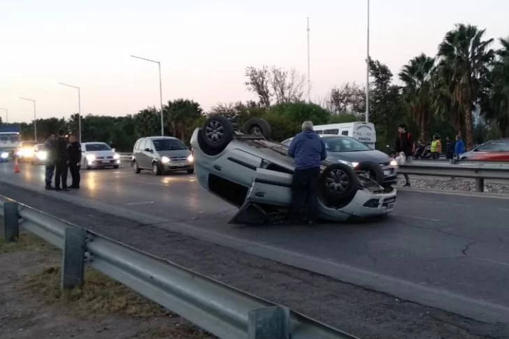 Por esquivar una reja, protagonizó un espectacular vuelco en la Circunvalación