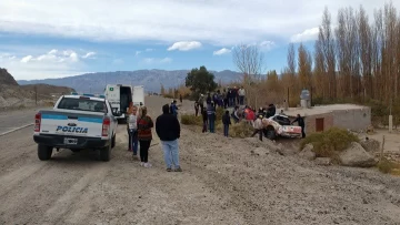 Terrible vuelco de una camioneta en Rodeo: un hombre pelea por su vida