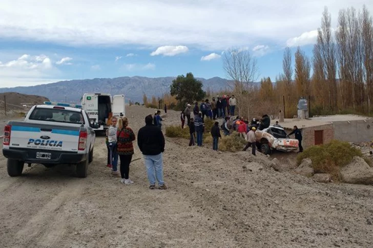 Terrible vuelco de una camioneta en Rodeo: un hombre pelea por su vida