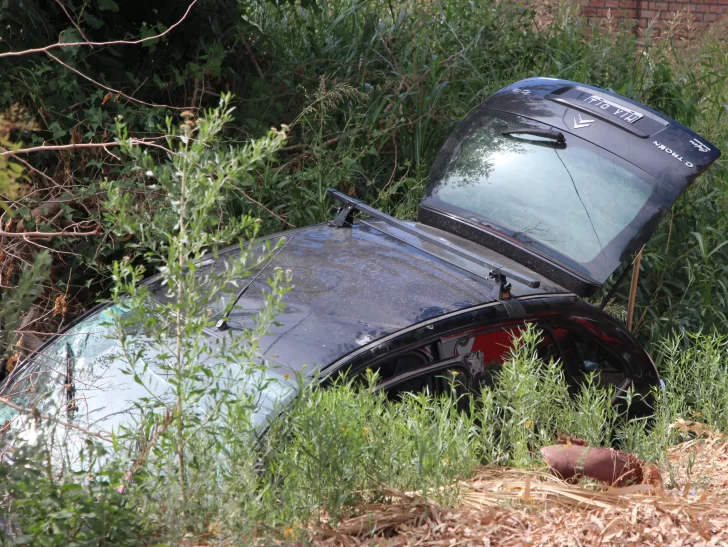 Volcó el auto a un canal sin agua y su acompañante sufrió traumatismo de cráneo