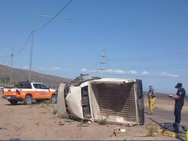 Un hombre volcó en una camioneta tras impactar con un poste de luz y terminó hospitalizado