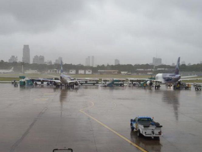 Por el diluvio en Aeroparque y Ezeiza, los vuelos de San Juan tienen un retraso de dos horas