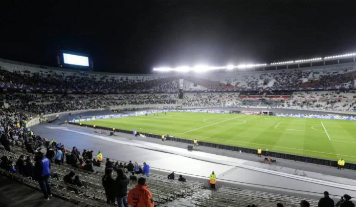 Se suspendió la reunión por la vuelta del público a las canchas