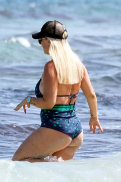 Wanda Nara lució una hermosa bikini en la playa y se llevó miles de comentarios