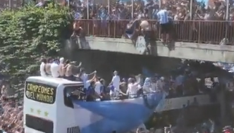 Los videos de los hinchas que se arrojaron desde un puente al micro de la Selección