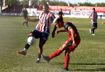 Con un jugador menos, Peñarol rescató un punto sobre el final