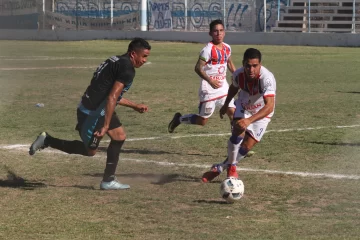 Peñarol venció al clasificado Del Bono y quedó cerca de la próxima fase