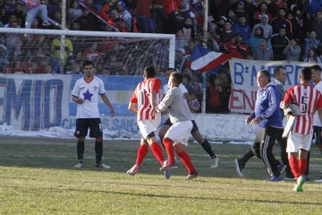 Peñarol goleó a San Martín (M) en medio de un escándalo en Chimbas