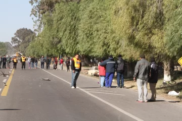 Un vehículo atropelló a dos ciclistas: falleció una mujer