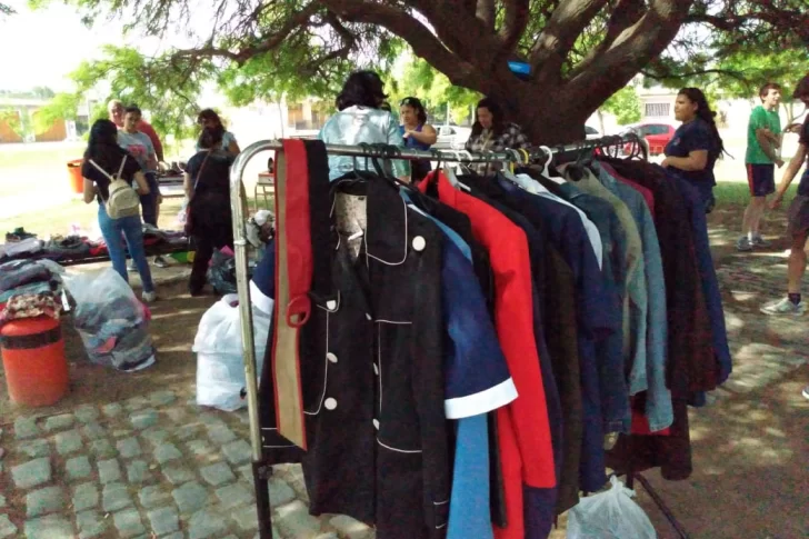 Compró una cartera en una feria americana y encontró algo inesperado en su interior