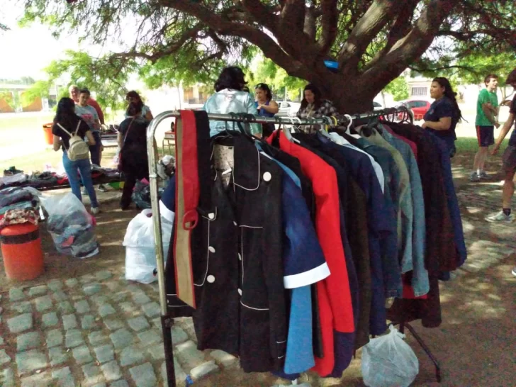 Compró una cartera en una feria americana y encontró algo inesperado en su interior