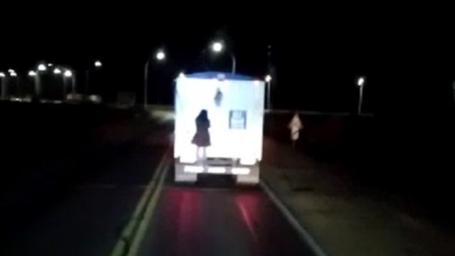 ¿Un fantasma?: filmaron a una “extraña mujer” colgada de un camión en Santa Fe