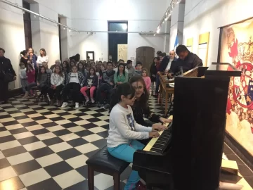 Mini concierto de piano para celebrar el Día del Periodista