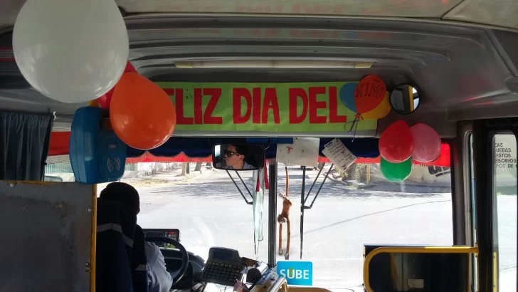 El colectivero que homenajeó a los niños en su día y hasta les regaló chupetines