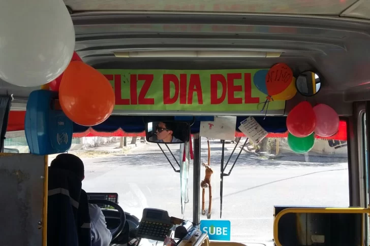 El colectivero que homenajeó a los niños en su día y hasta les regaló chupetines