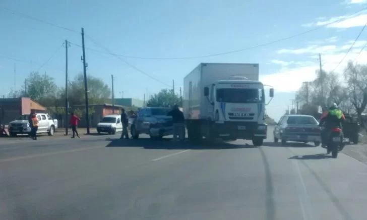 Se salvó de lo peor al chocar contra un camión