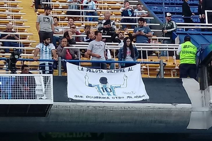 Argentina no encontró el gol ante Perú pero sigue con vida