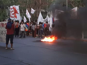 Marcha en San Juan: encapuchados prendieron fuego frente a la Catedral