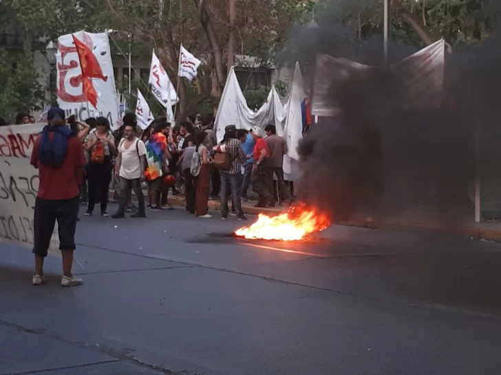 Marcha en San Juan: encapuchados prendieron fuego frente a la Catedral