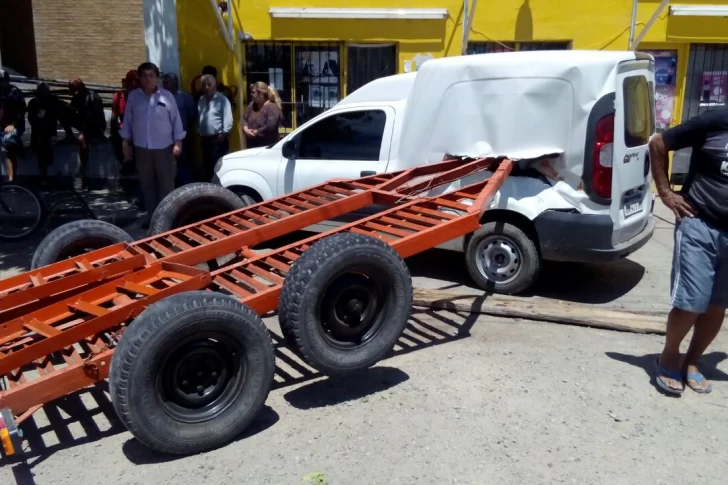 Un carretón se descolgó y se incrustó en una camioneta estacionada