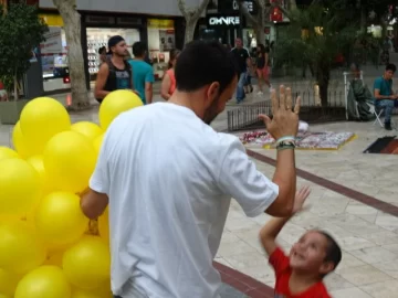 Globos amarillos en la Peatonal para concientizar sobre el cáncer infantil