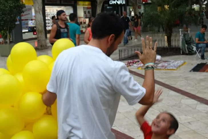 Globos amarillos en la Peatonal para concientizar sobre el cáncer infantil